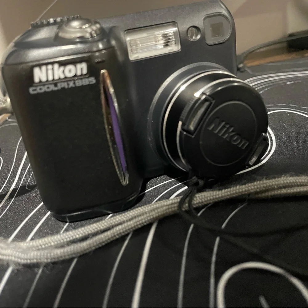 Nikon COOLPIX 885 Silver Digital Camera